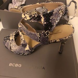 BCBG grey leather strappy sandles size 38!